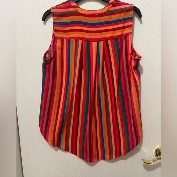 Harper Gauze Button-Front Sleeveless Blouse - Picture 6 of 7